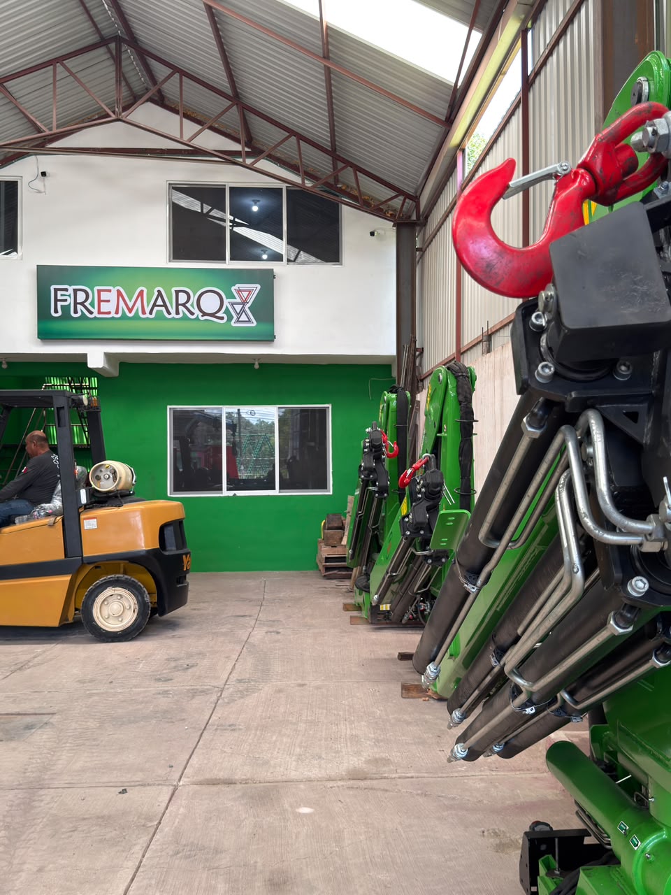 Interior del Centro de Distribución con inventario propio de maquinaria y grúas