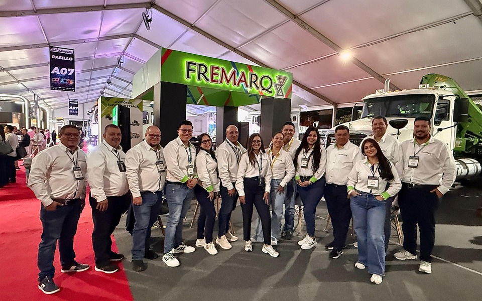 Equipo técnico y comercial FREMARQ en feria especializada