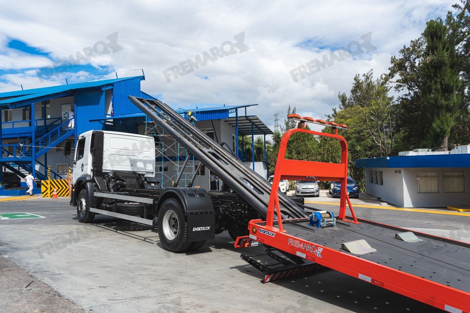 Sistema de rampa e integración hidráulica vehicular Fremarq